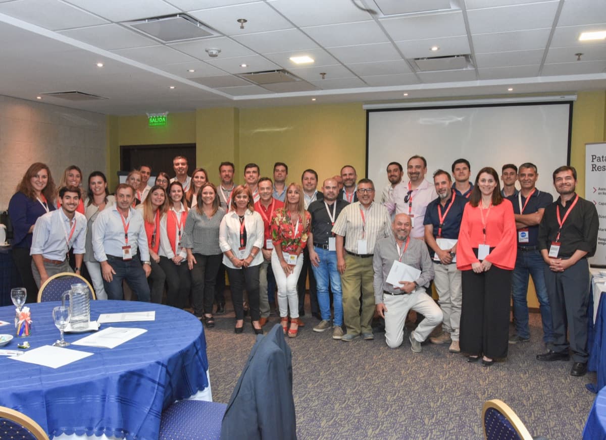 Equipo participando de un taller de desarrollo de habilidades