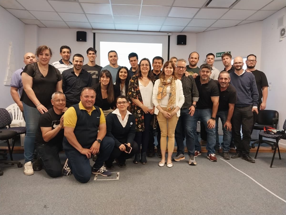 Grupo de profesionales en una capacitación de Pulso